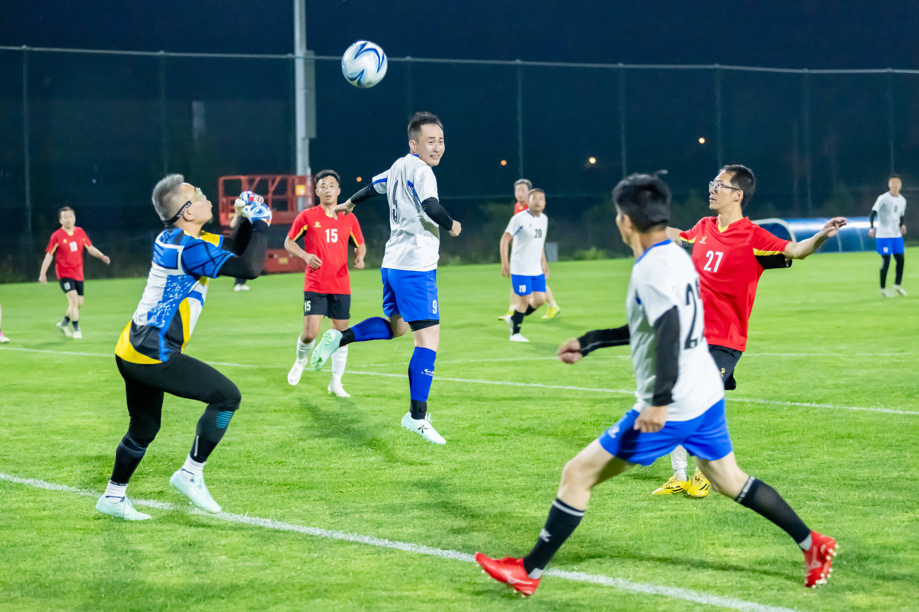 足球职业比赛势不可挡，球员展现超凡实力的简单介绍