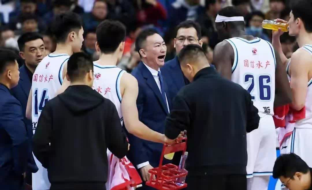 包含克罗托内遭遇主场失利，球队连败形势堪忧的词条