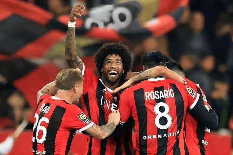 意甲联赛进入激烈争夺阶段，各队竞争激烈