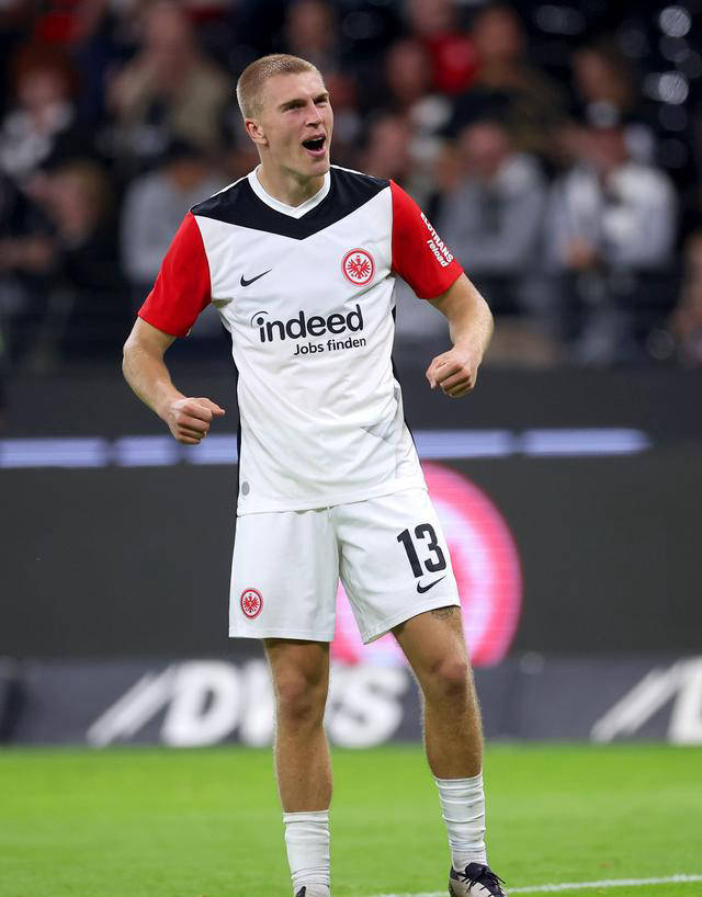 法兰克福客场逆转成功,士气大增的简单介绍 法兰克福客场逆转成功,士气大增的简单介绍