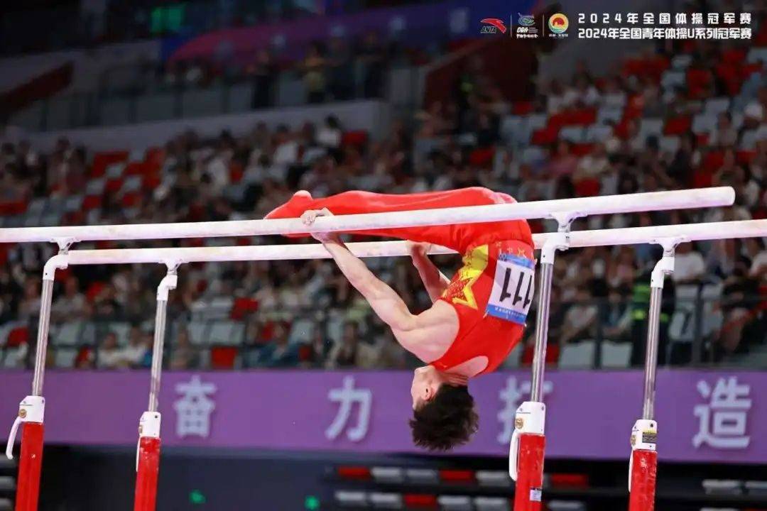 体操冠军在决赛中表现出色，获得金牌