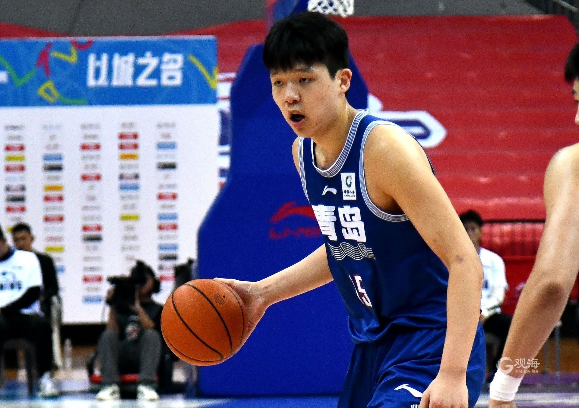 深圳男篮斗志昂扬，力克青岛男篮