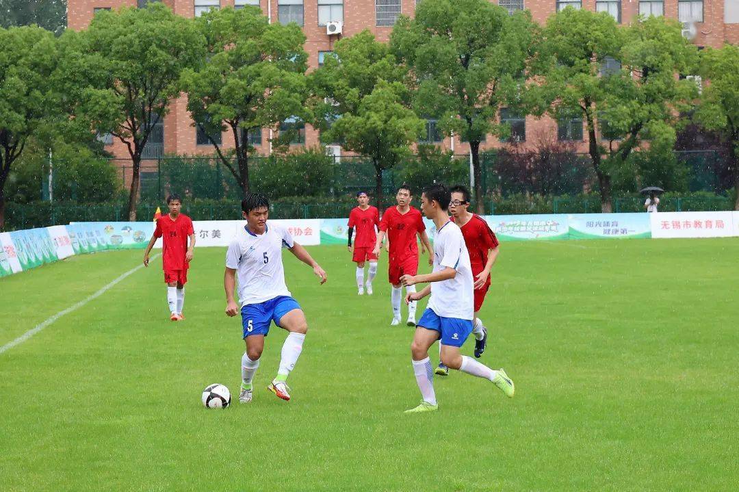 包含足球明星风采再绽放，精湛技艺打动观众的词条