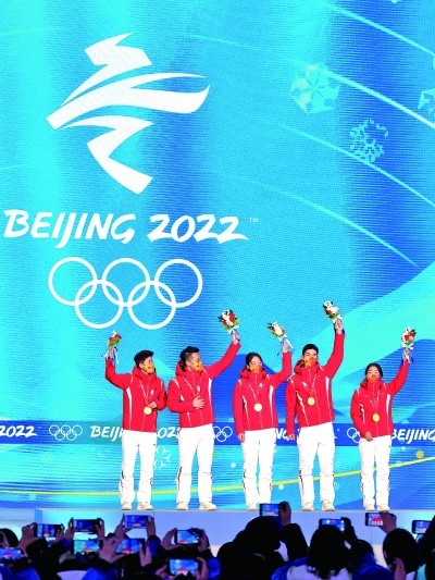 亚眠球队凭借团结一致获得关键胜利的简单介绍