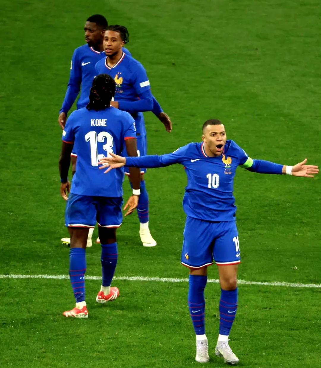 包含欧国联头名之争激烈，各队竞速追赶的词条